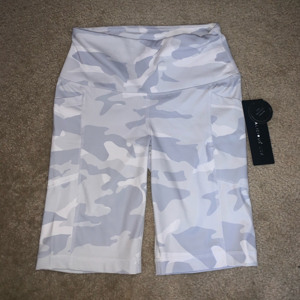 Hi Rise Biker shorts with side pockets